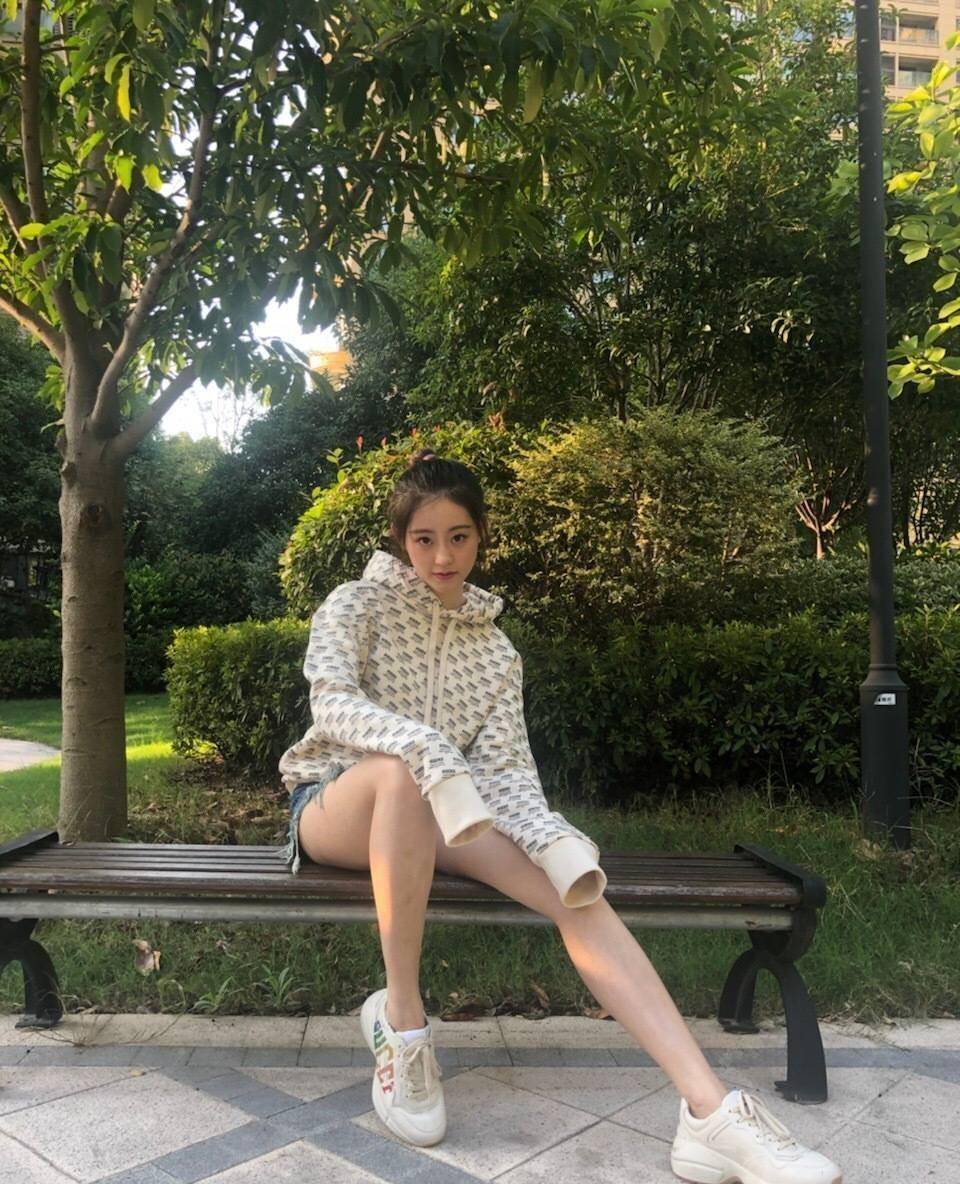 上辈子拯救了全世界,今生才能拥有祝绪丹的颜值吧_白色_黑色_长裙