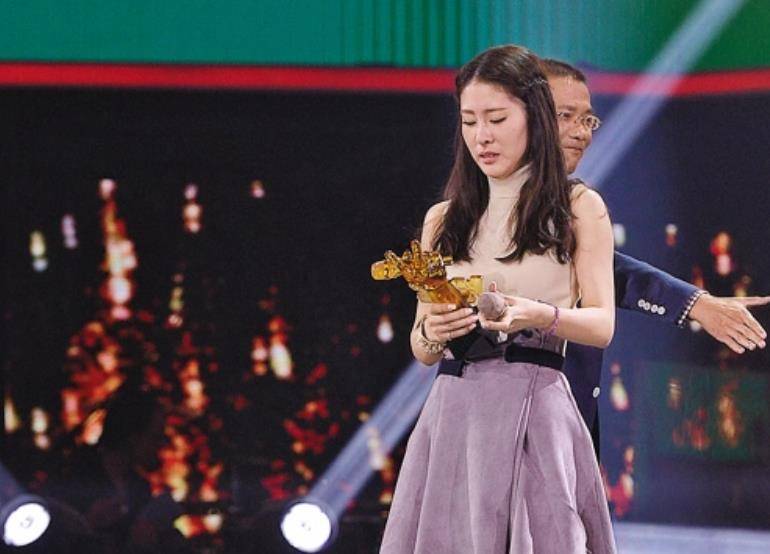 如今的娱乐圈中,有很多王牌是通过选秀节目一步一步走来的,张碧晨就是