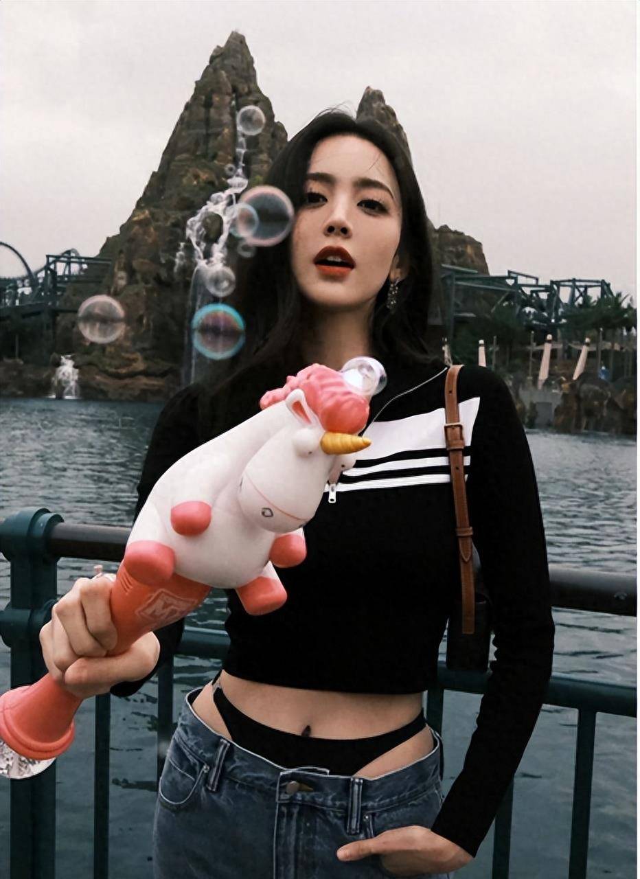 穿瑜伽裤上街还不够,还要学赵露思穿泳衣出门_衣服_网友_戚薇