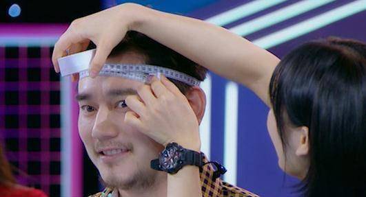 张天爱现场量腰围,比钱枫的头围还小,"蚂蚁腰"让网友羡慕!