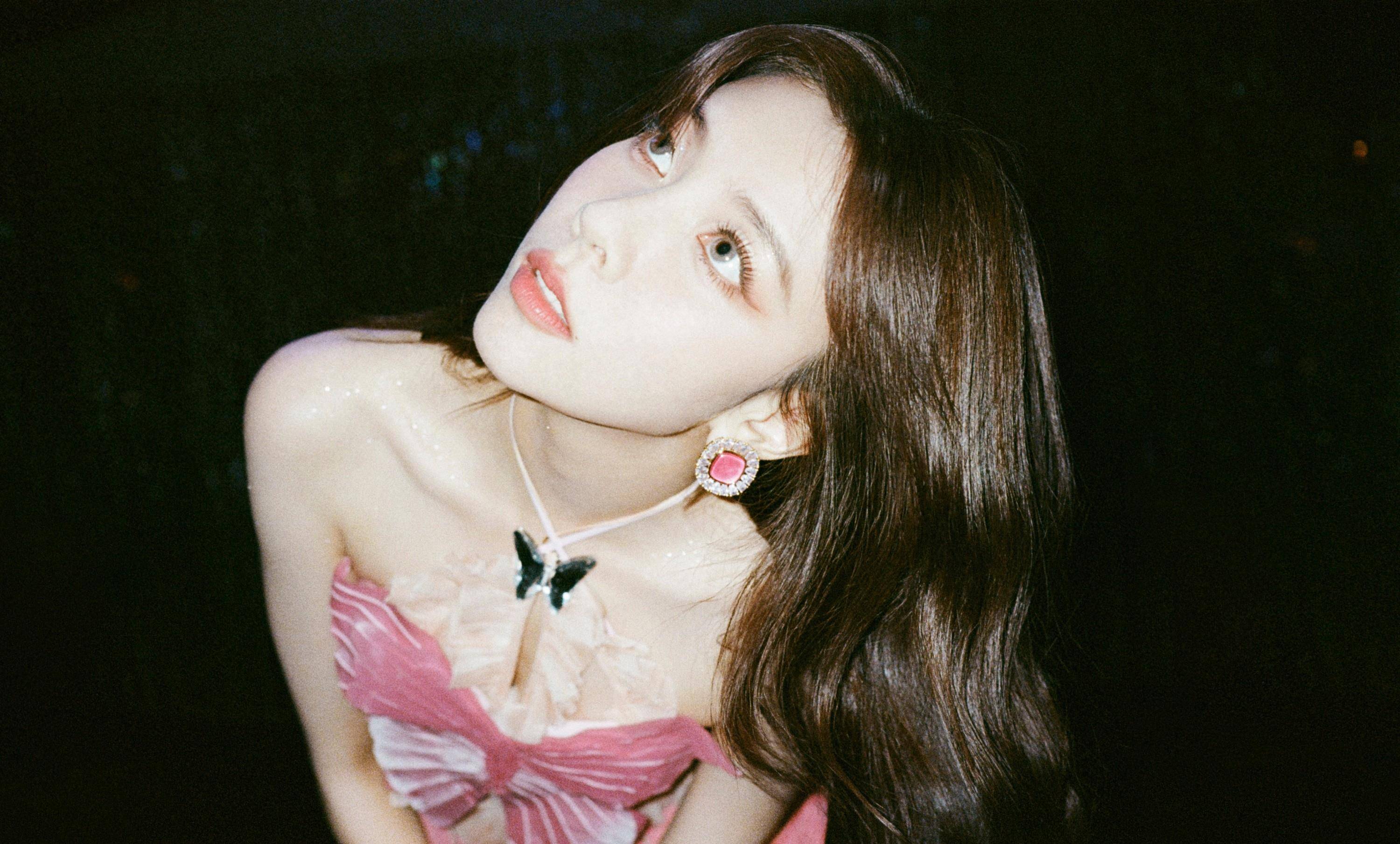 宋妍霏复古壁纸合集,大波浪红唇搭配蝴蝶结,充满复古浪漫感_时尚_灯光