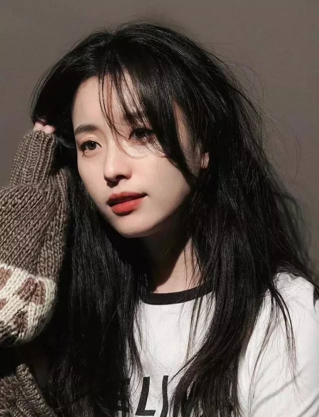 韩国女演员韩孝周素颜也很精致耐看,早秋造型清新脱俗_恤衫_白色_运动