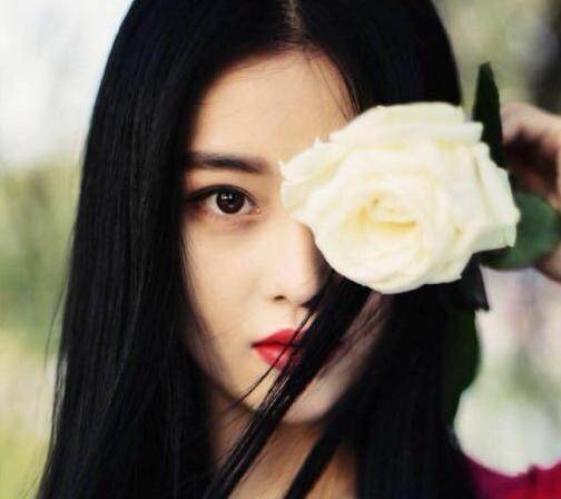 张馨予何捷夫妇甜蜜现身街头,全程好似连体婴儿,手就没松开过!