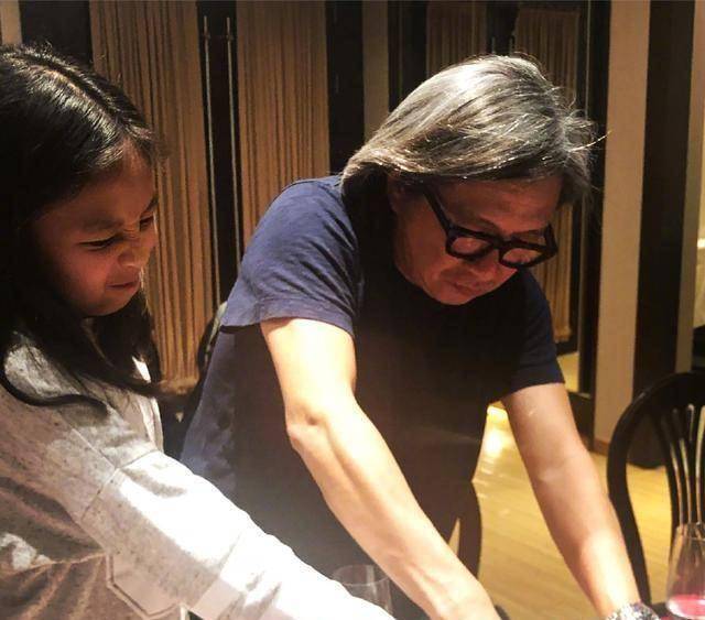 陈可辛女儿罕见出镜,四肢修长纤细身高直逼吴君如,五官超像爸爸