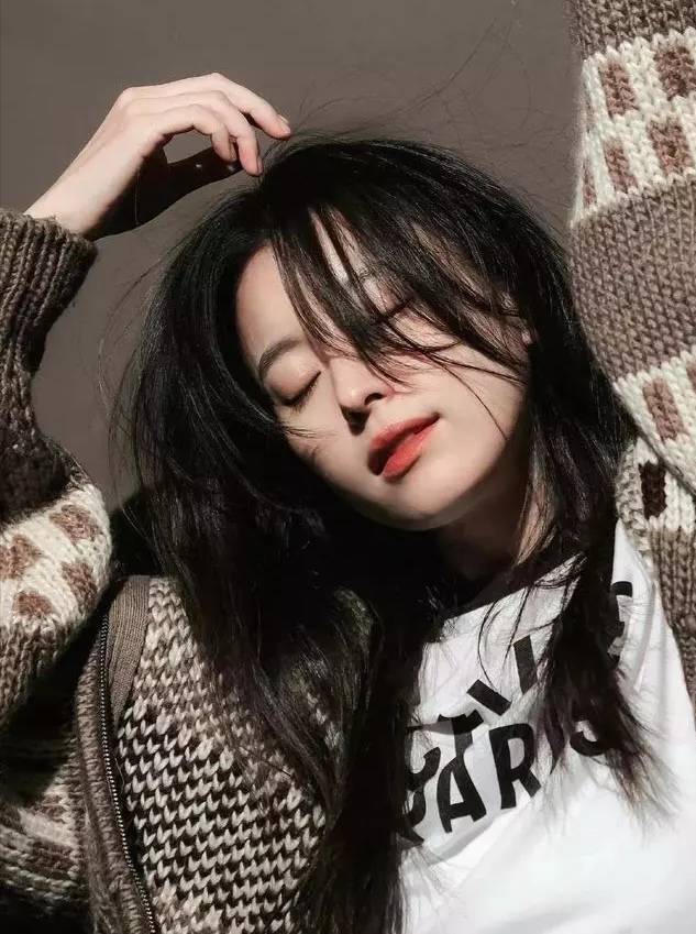 韩国女演员韩孝周素颜也很精致耐看,早秋造型清新脱俗_恤衫_白色_运动