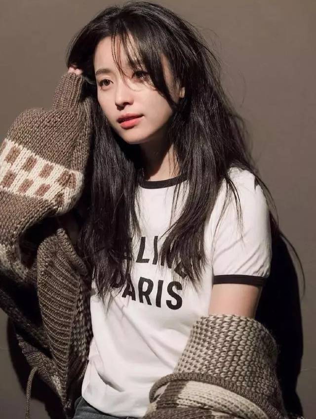 韩国女演员韩孝周素颜也很精致耐看,早秋造型清新脱俗_恤衫_白色_运动