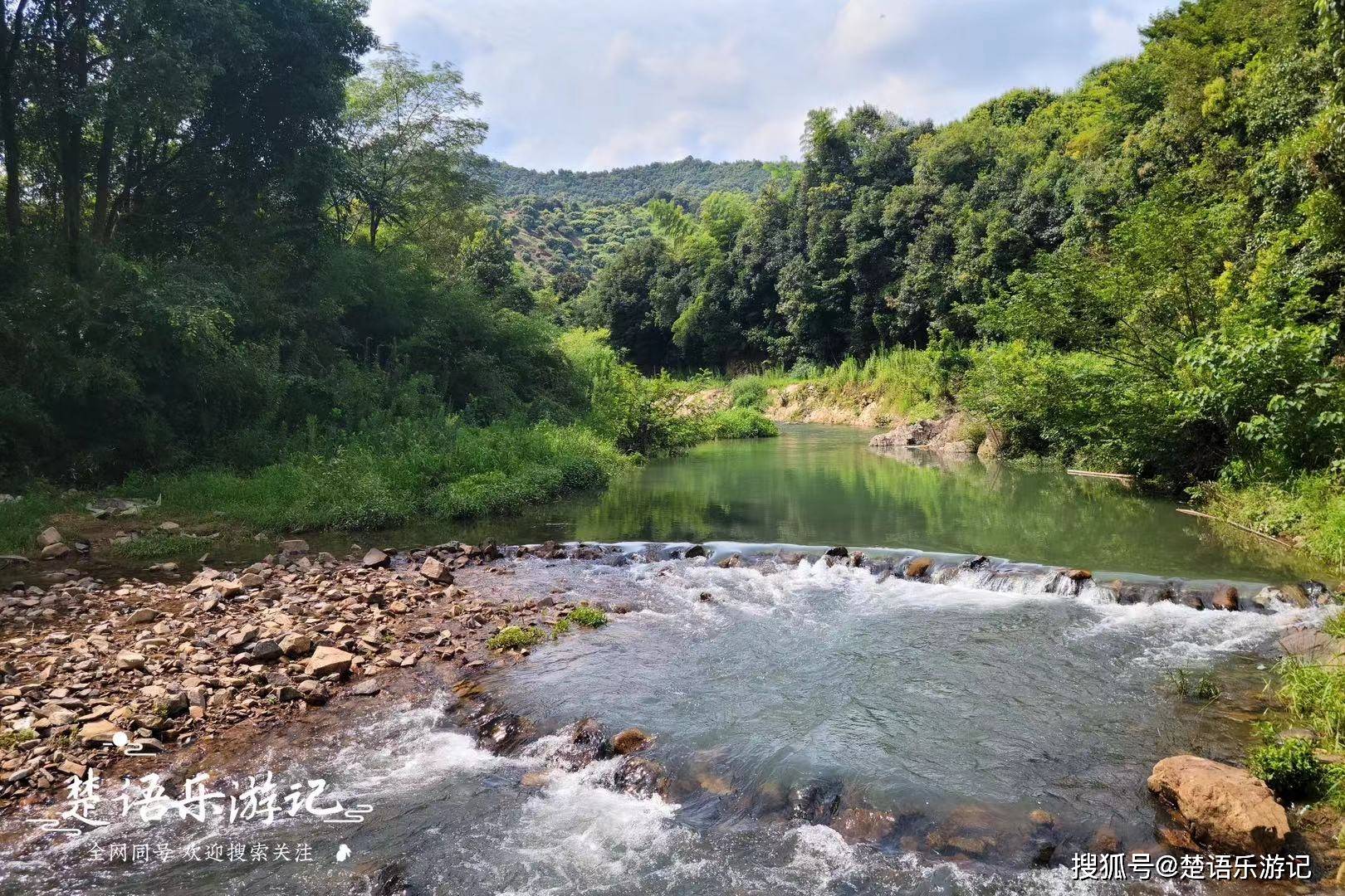 浙江宁波这条长溪以梅为名,是绝美的溯溪地,有种行为却让人不齿_垃圾