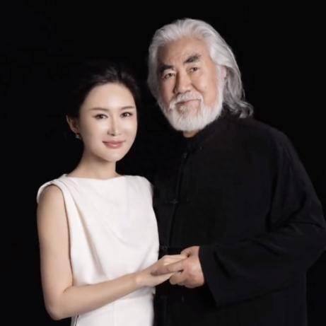 张纪中陷入了争议, 72岁出席电影节巨乳"看"美女,网友:选演员?