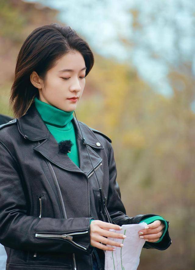 张雪迎把皮衣穿火了,配蓝白撞色褶裙,巴掌大的"马蜂腰"很少见_风格