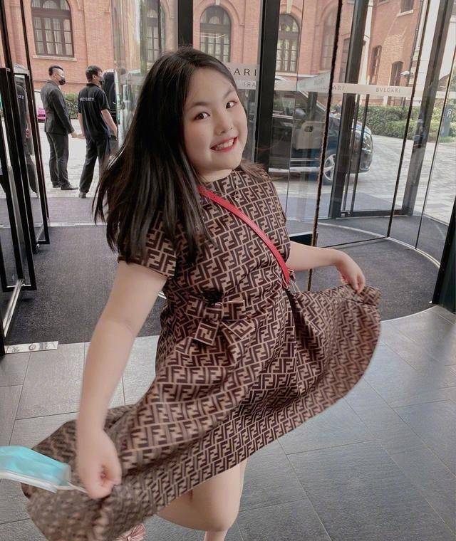 李湘王诗龄逛街被偶遇,11岁王诗龄穿卫衣露出美腿,身材变化可喜_黑色