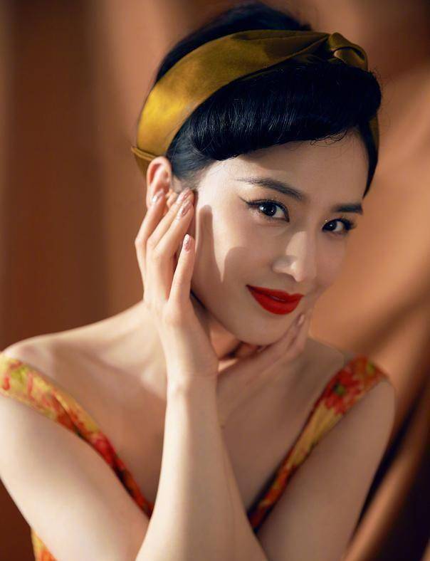 黄圣依天生一张贵妇脸,将土黄碎花裙穿出新高度,搭假刘海好惊艳_黄色_