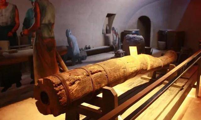 河北冉庄地道战纪念馆内,陈列着一门游击队自制的"榆木大炮"——树干