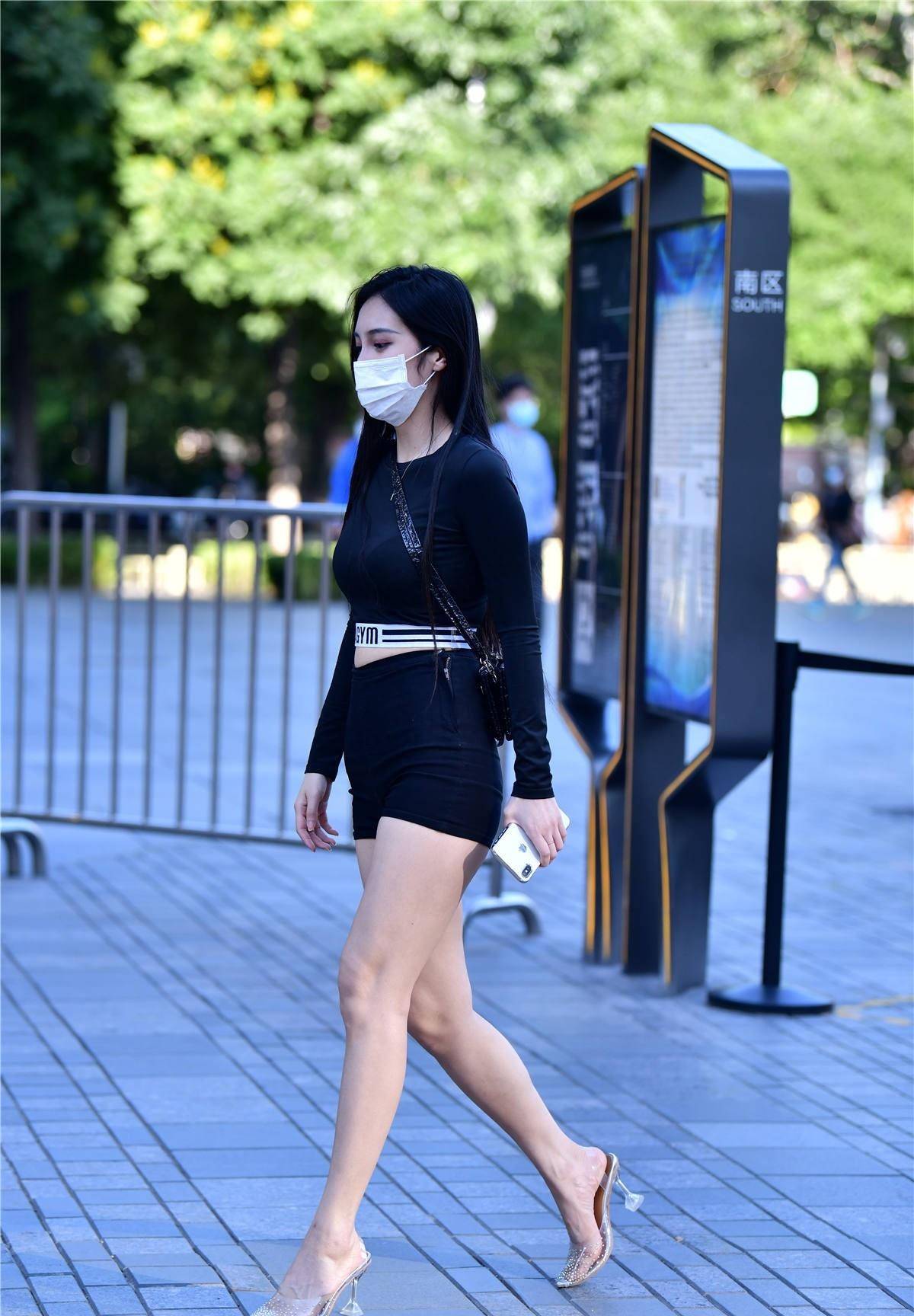 透明水晶制成的细高跟凉鞋,鱼嘴款式很特别,搭配紧身短裤和长袖