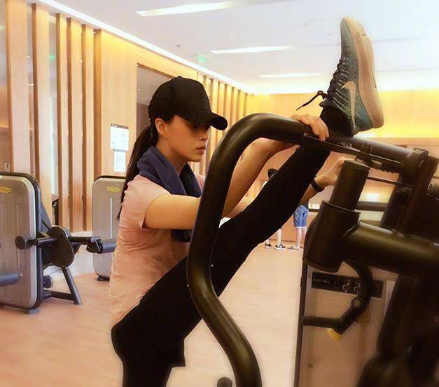 走进蒋欣的家,童年照也是肉乎乎的,蒋欣平时健身很努力_运动_地区