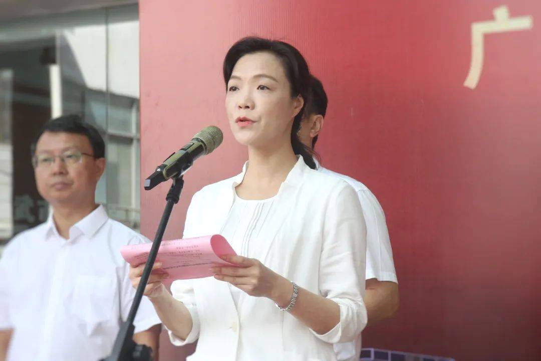市委书记陈显卿,市长郭绯红,副市长张晟,广东爱依服商贸有限公司代表