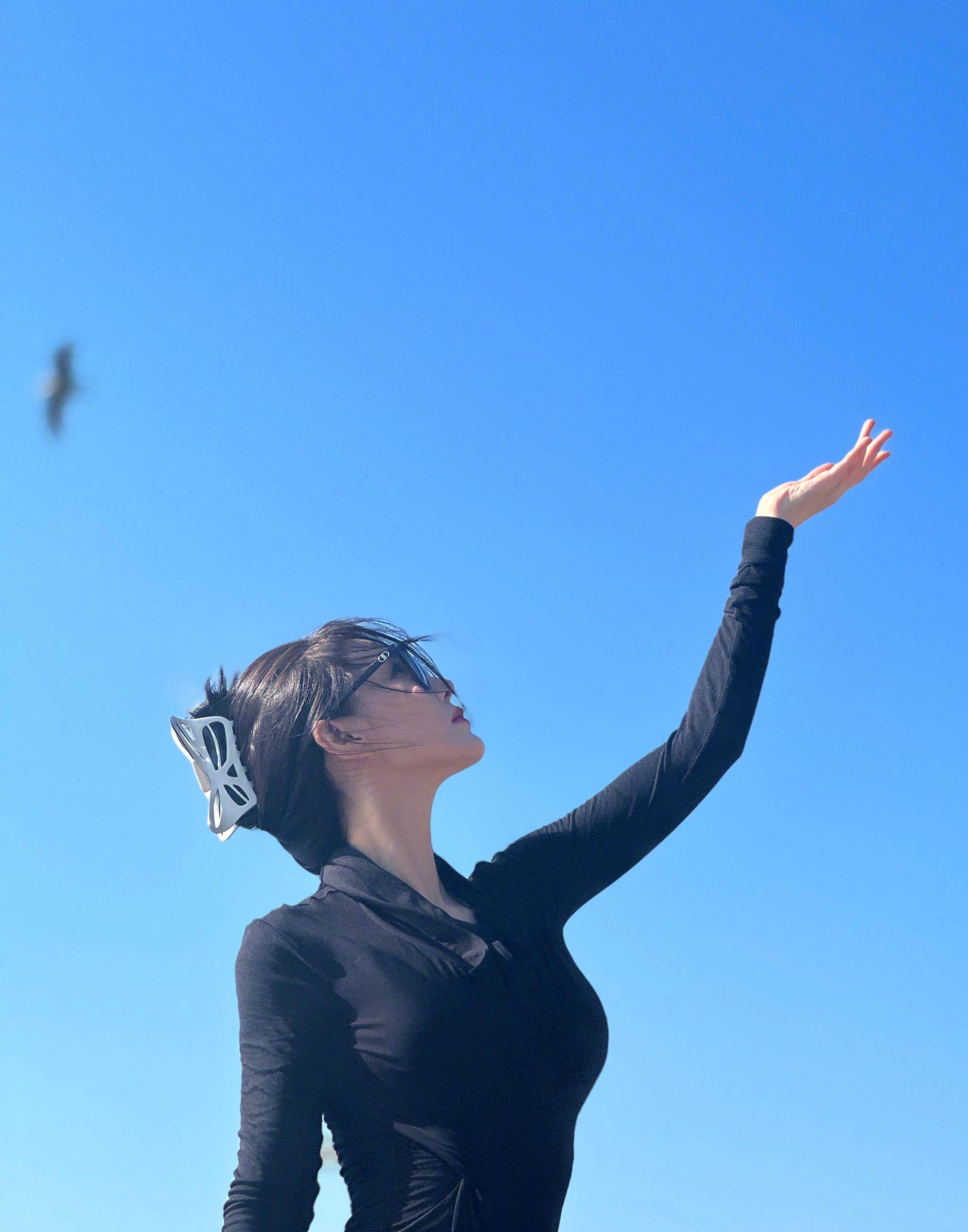 张馨予晒旅行照,穿修身衬衫搭运动短裙秀好身材,不愧是最美军嫂_时尚