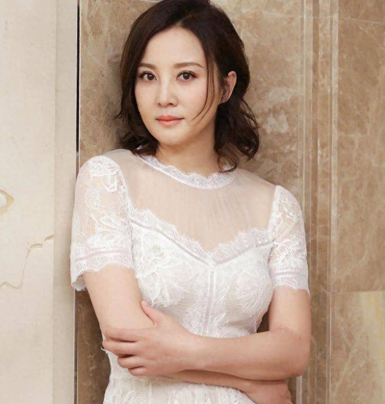 陶红真是"熟蜜桃"!54岁仍旧妩媚时尚,秀出"凹凸身材"!