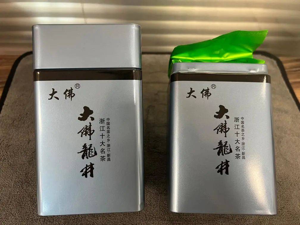 8月29日,记者在江南茶叶市场一商户拍下的浙江新昌大佛龙井包装,铁盒