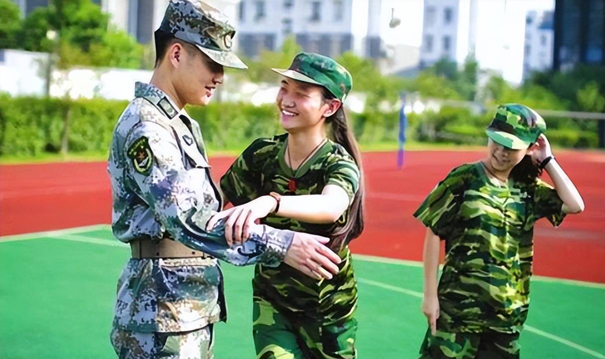 教官给女学生编头发,亲密互动叫人不适,家长发话:你安的什么心_军训