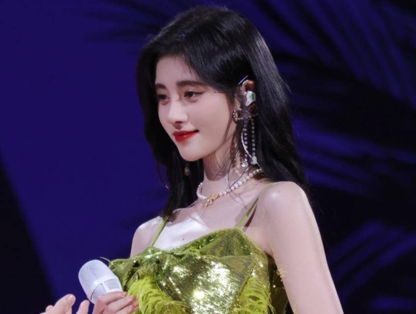 鞠婧祎的直角肩火了!这么多年她是如何靠自己"反败为胜"的?