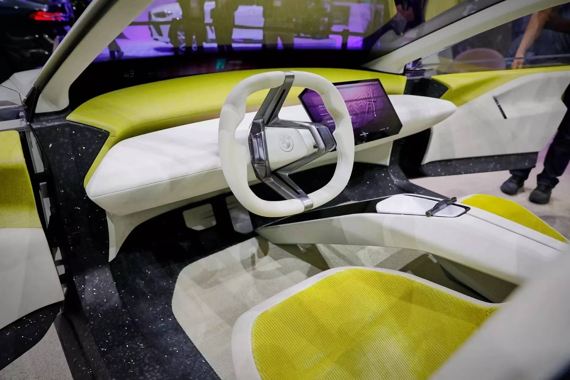 宝马新世代概念车首发 引领未来汽车设计