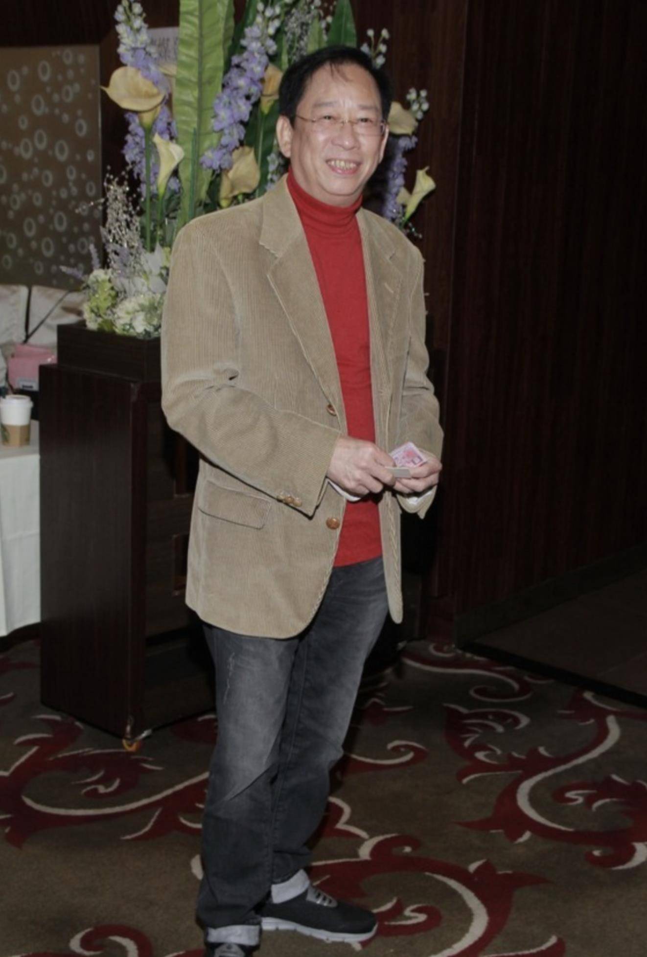 tvb绿叶称73岁无法退休,自曝刘銮雄已停止资助,仍要赚钱养儿子_黎彼得