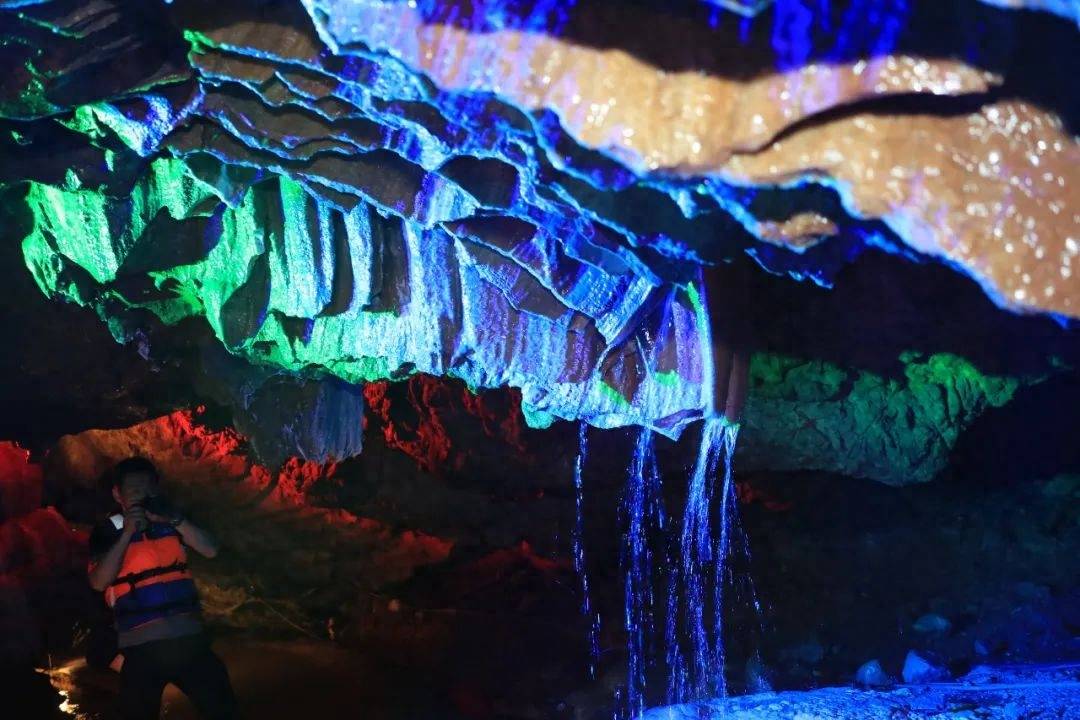 通山隐水洞的景观荟萃了大自然的形态美,动态美,色彩美,声音美和朦胧