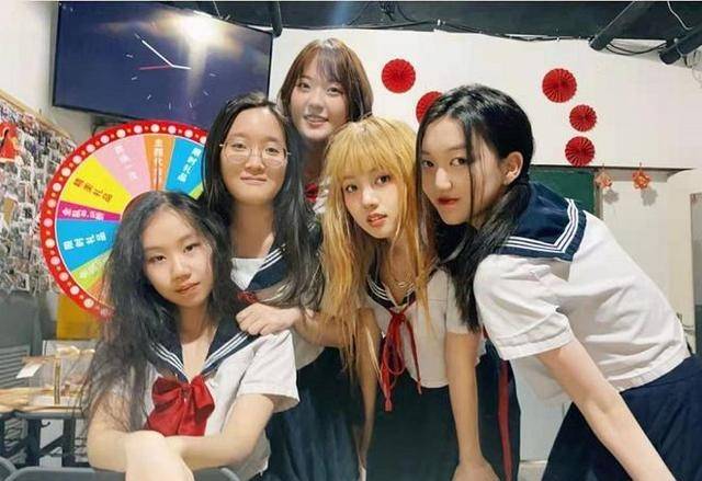 花几百万做三次手术的李嫣,穿jk水手服依然要面对网友的"丑"字_王菲怀