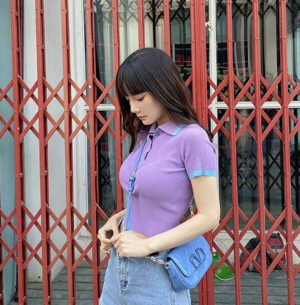 李小璐年近40比20岁更粉嫩撩人,穿紧身针织衫配短裤,身材真nice_展现