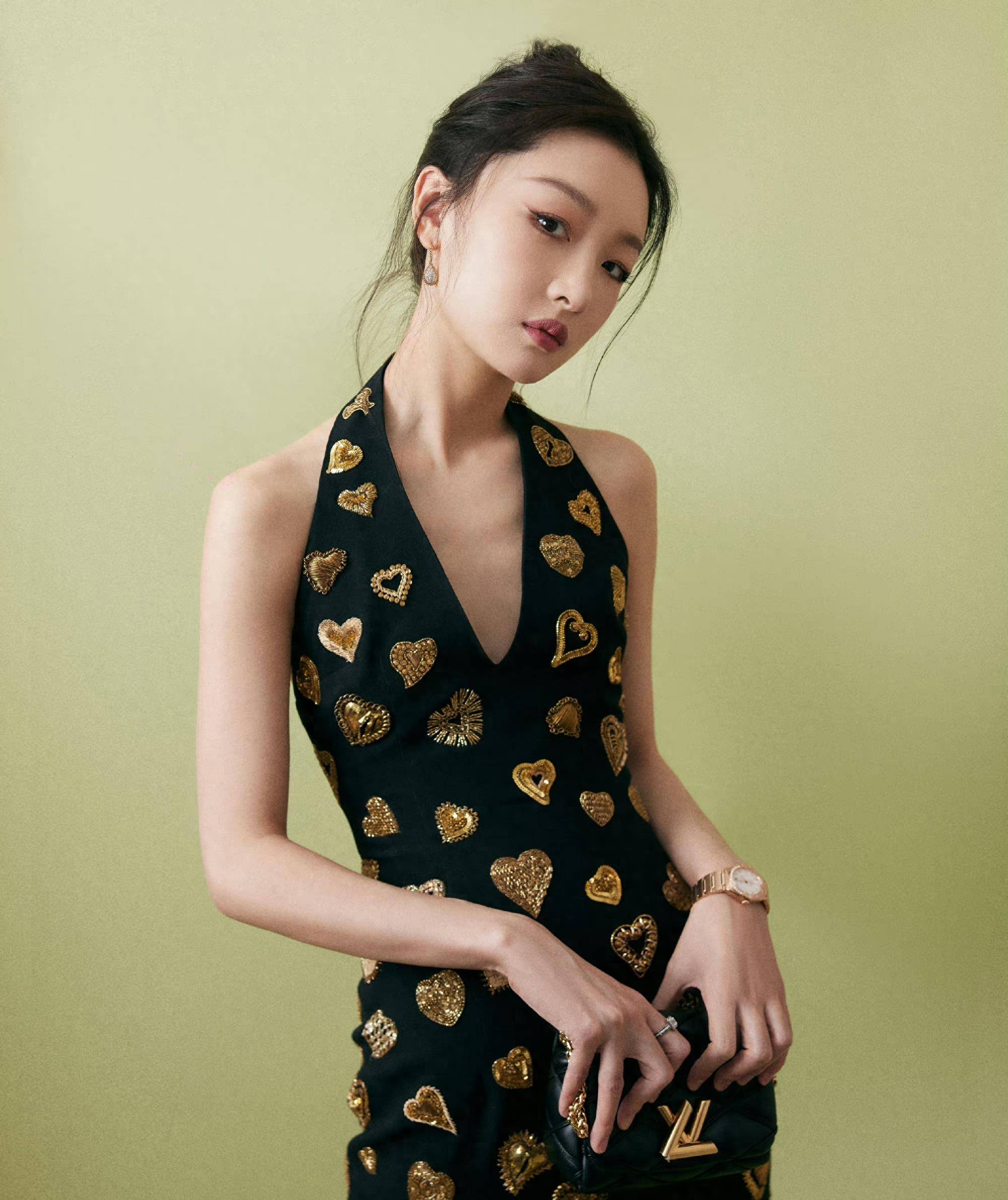 周冬雨first青年电影展红毯,身材火辣曲线曼妙,平胸也很女人味_的设计