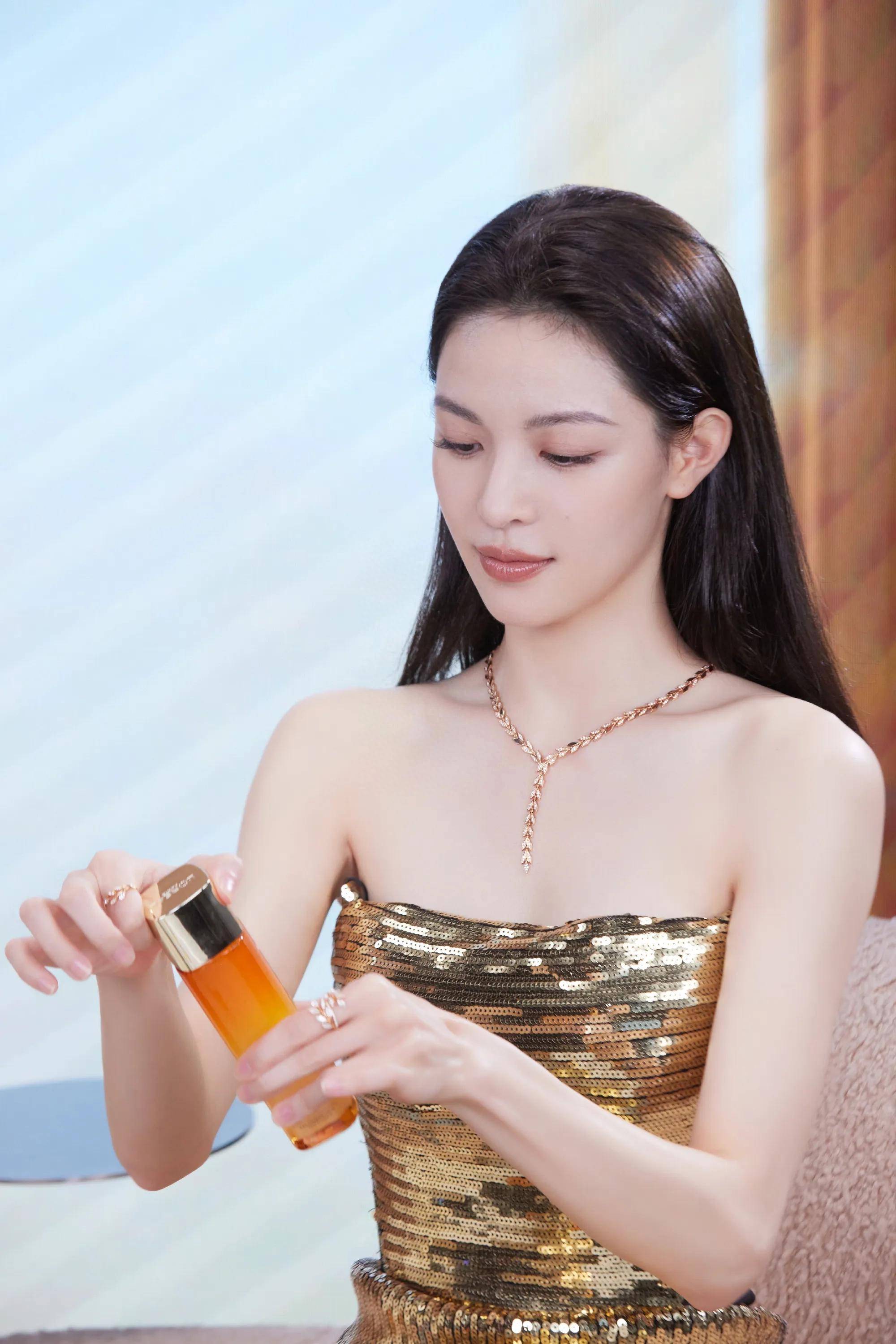 直角肩完美!你喜欢钟楚曦的这套穿搭吗?返回搜狐,查看更多