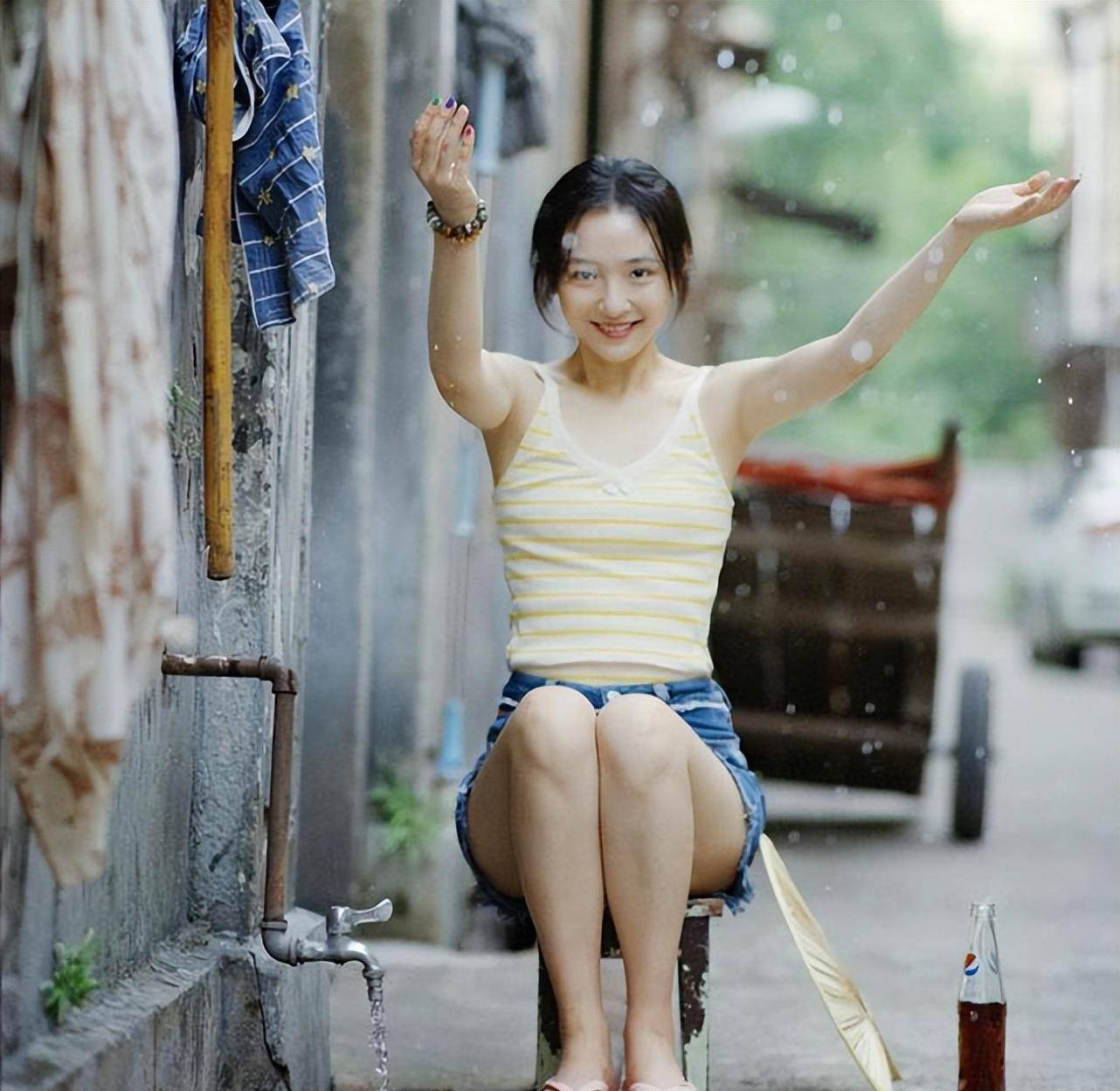 "扫把"牛仔裤搭配黄色吊带,吴倩秒变女神西瓜!_时尚_个性_衣服