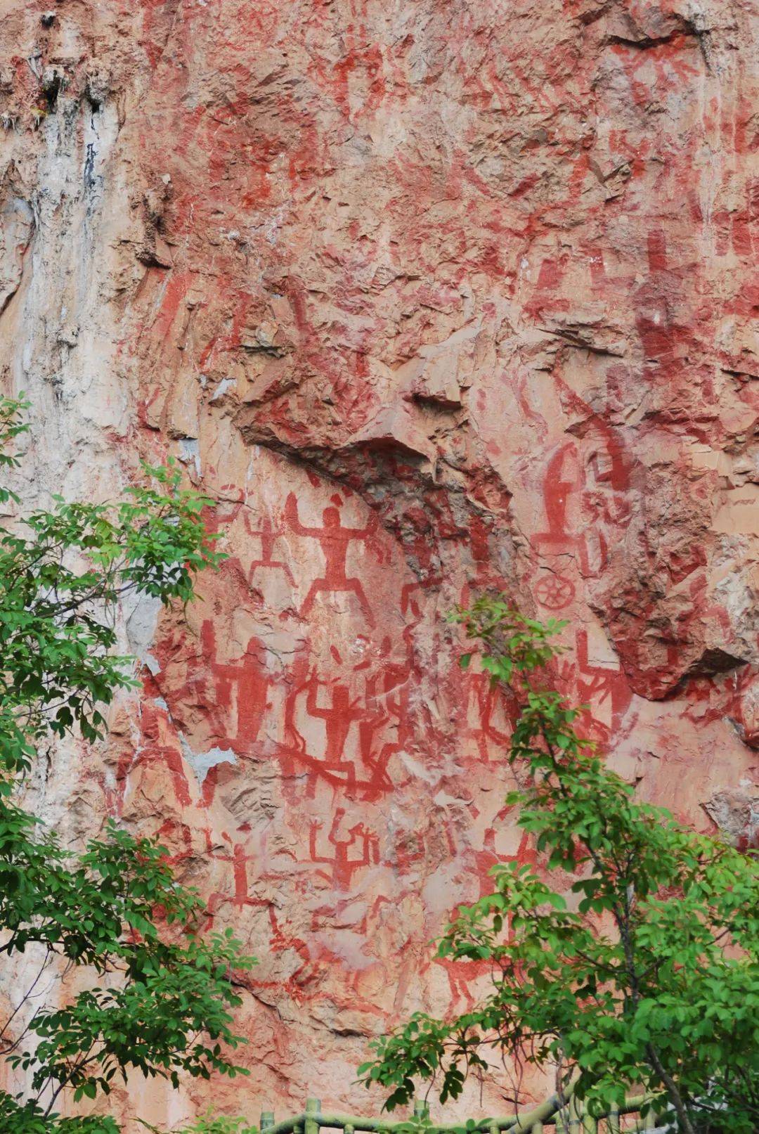 最早出现在画卷上的,就是花山岩画在场地中央缓缓展开中华民族五千年