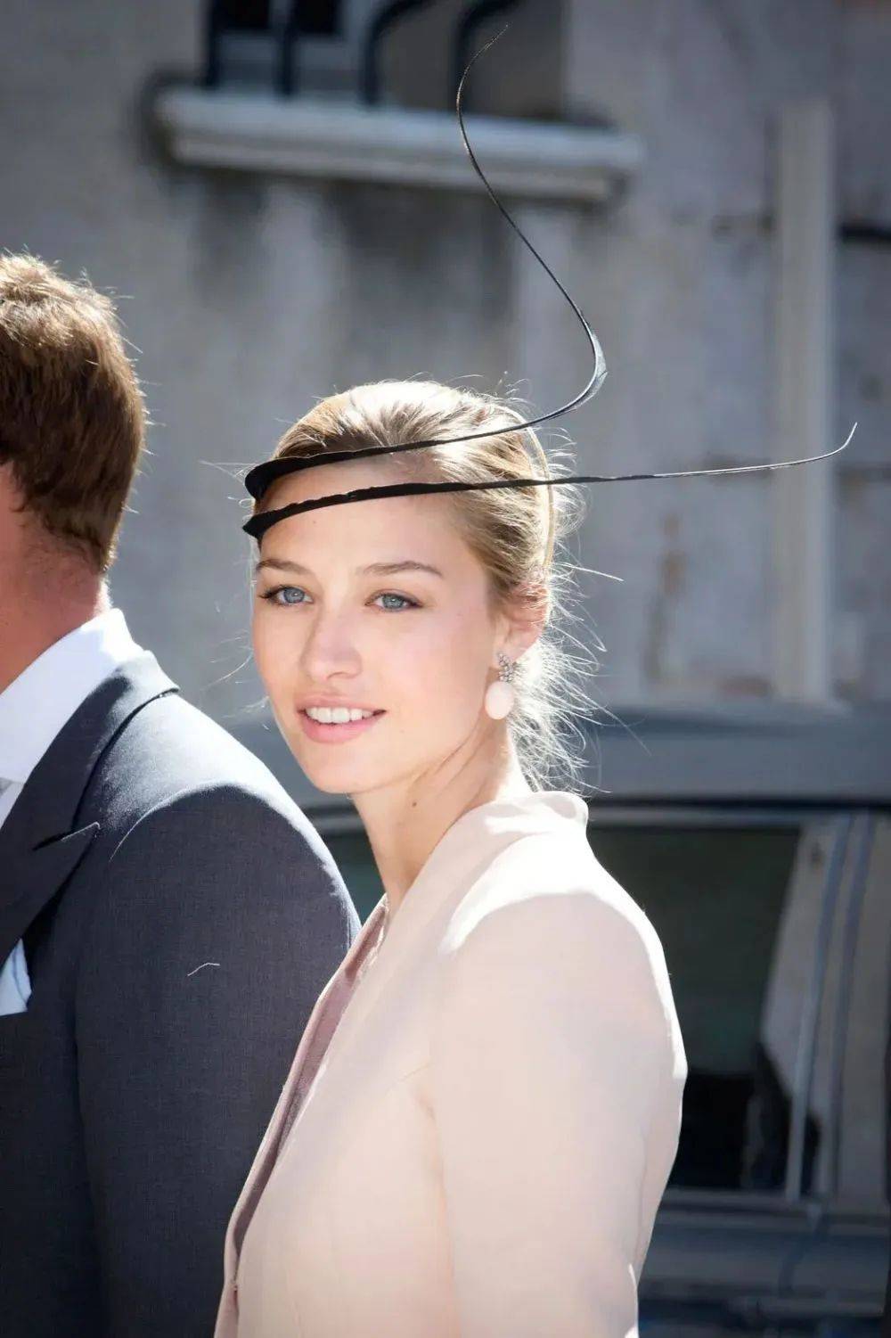 不论颜色,元素还是自己的时尚理念,beatrice borromeo都是一位非常会