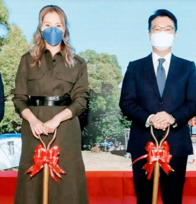 原来徐子淇陪李嘉诚公开露面,穿灰色裙子,圆润但端庄_时尚_着装_身材