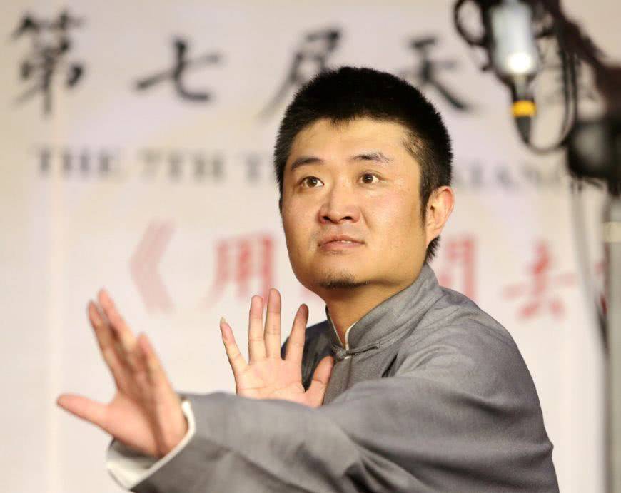 苗阜一张照片引来无数嘲讽,路人缘咋低到这地步_青曲_相声_徒弟