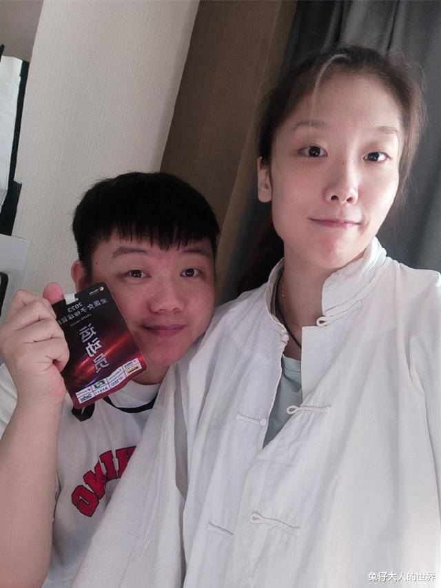 张霄白到场支持杨艺参加的重要比赛,杨艺则去小剧场支持张霄白的演出.