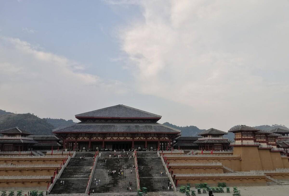 在这个最混乱的时期,一个秦国王族的婴儿,在敌国赵国的都城邯郸降临人