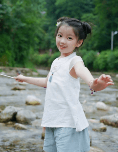 阿拉蕾:3岁被爸妈包装出道,上综艺只为养弟弟,父母被扒遭网暴_节目