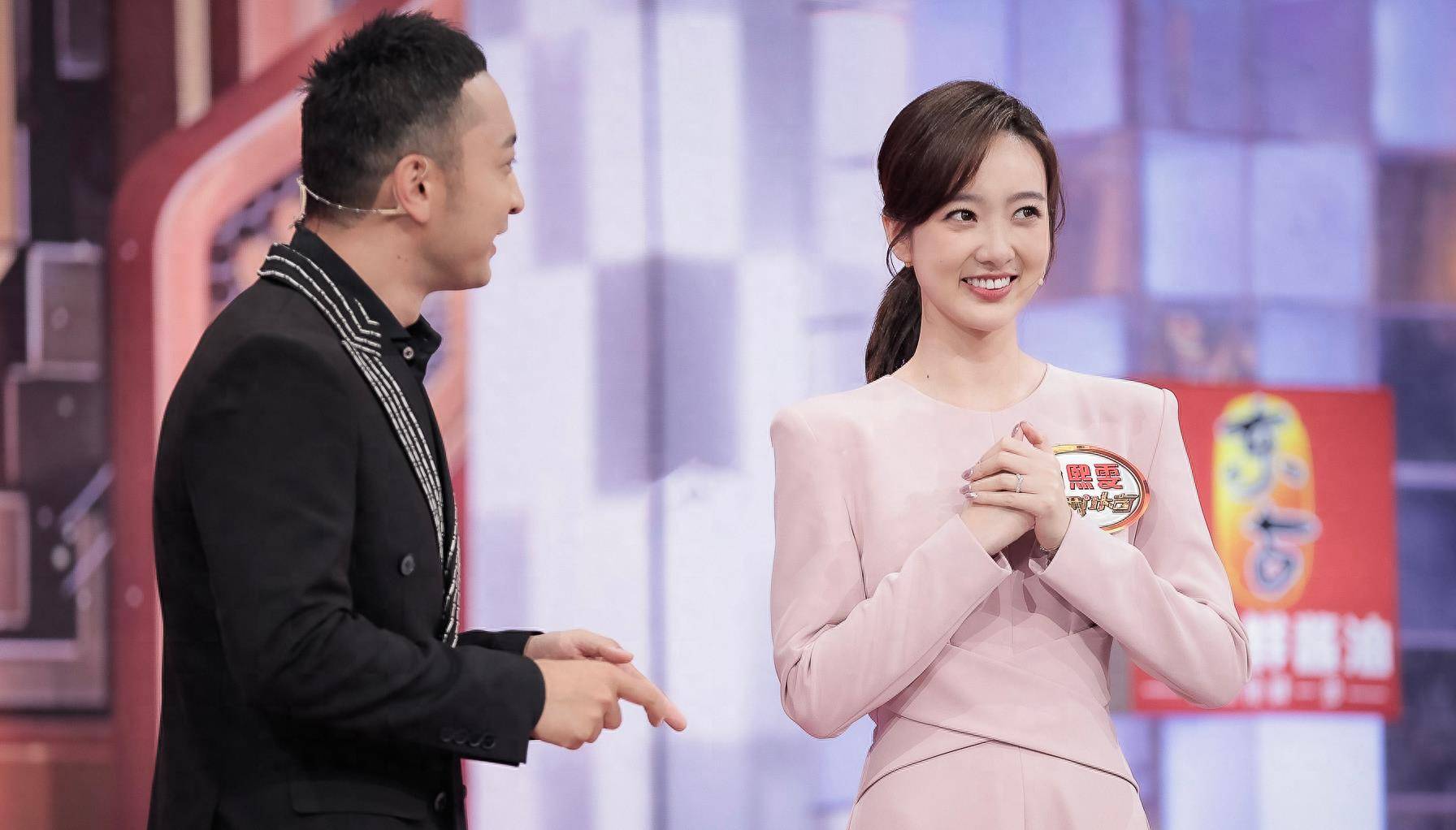 就节目的呈现来看,俞熙雯和《开门大吉》节目主持人尼小哥搭档看起来