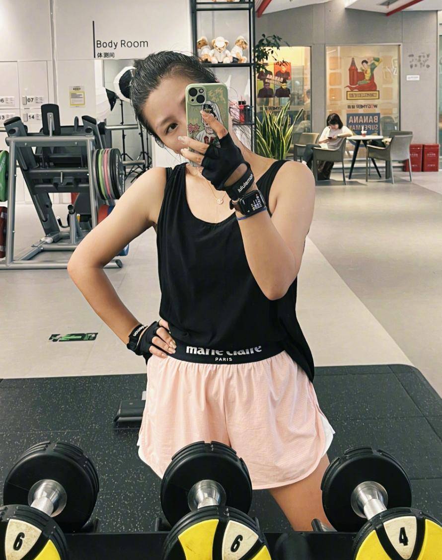 37岁何洁暴瘦70斤,分手大战6年后,再婚养4个娃很幸福_减肥_刁磊