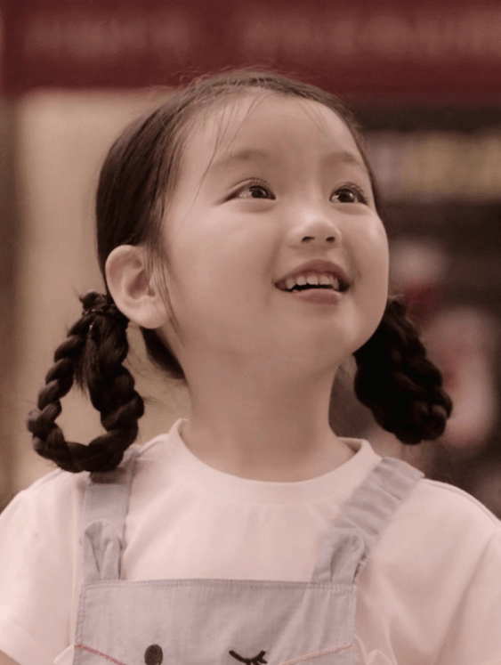 阿拉蕾:3岁被爸妈包装出道,上综艺只为养弟弟,父母被扒遭网暴_节目