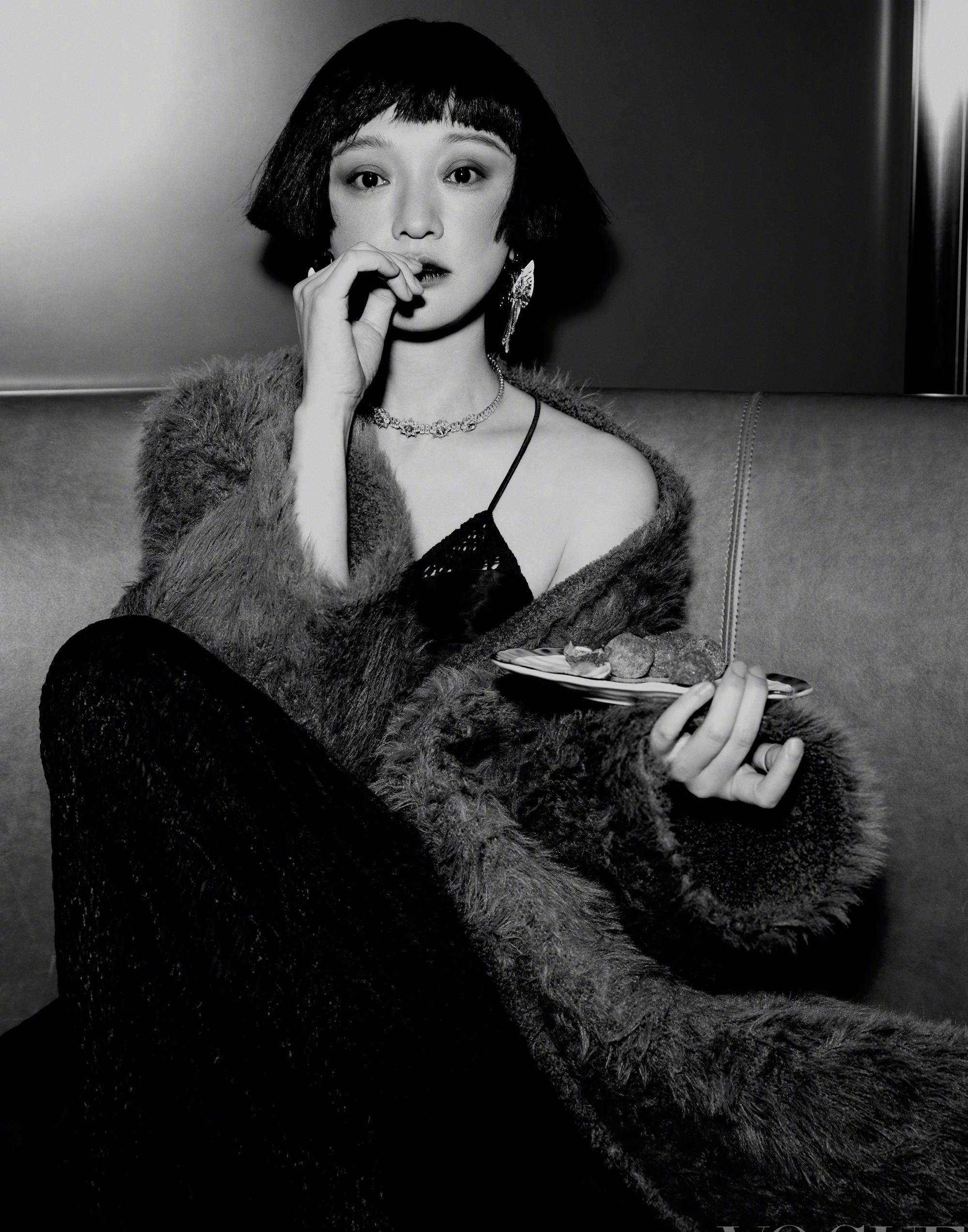 周迅10次登上vogue封面,吊带蕾丝秀出绝佳身材,秀出复古_年代_连衣裙