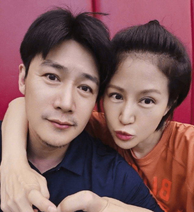 偶遇陆毅一家看电影,12岁贝儿搭妈妈肩膀同行似姐妹,长腿很优越_女儿