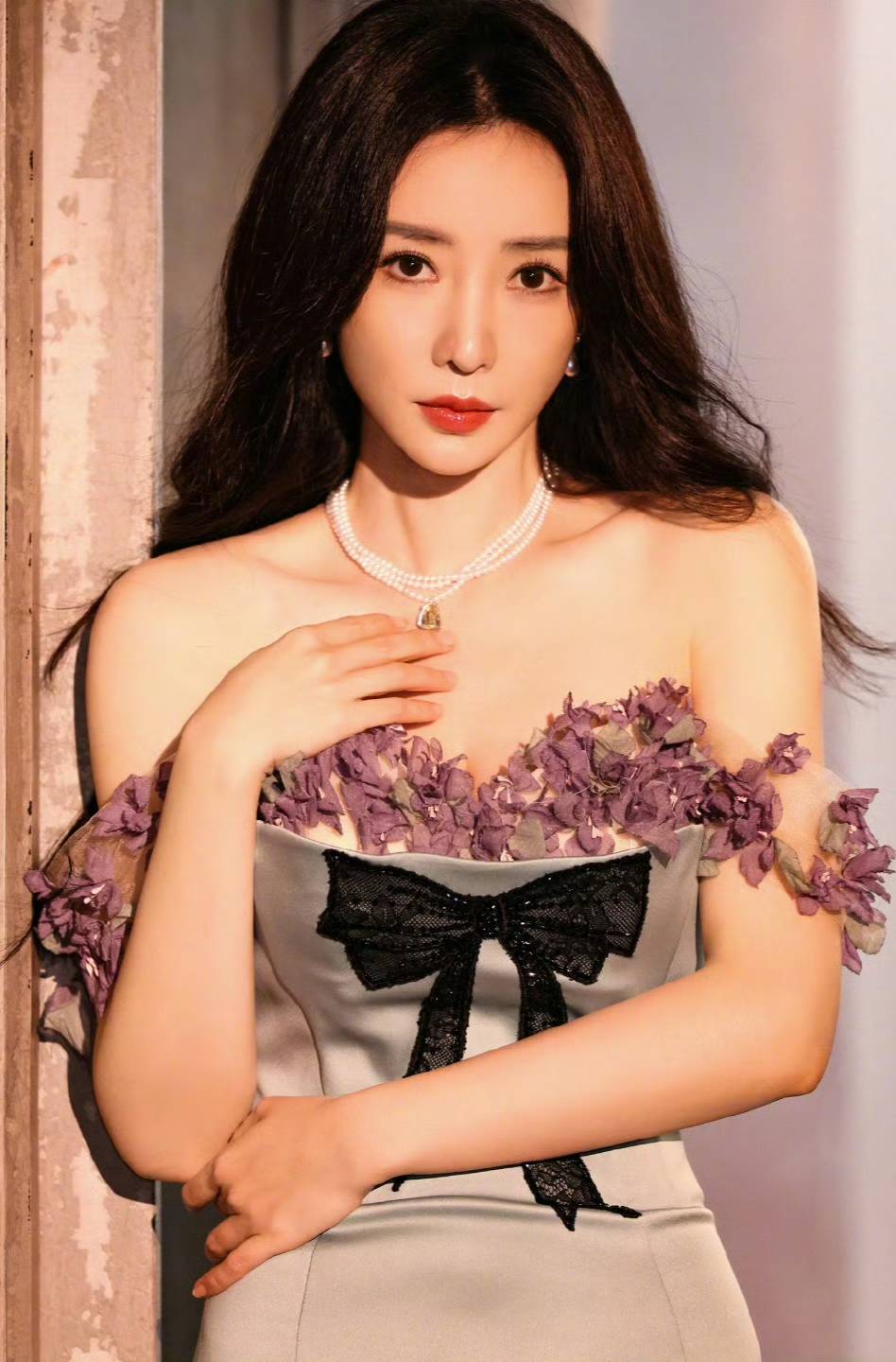 这次活动中,柳岩选择了一款鲜花抹胸裙,这款裙子底色为黑色,但是却