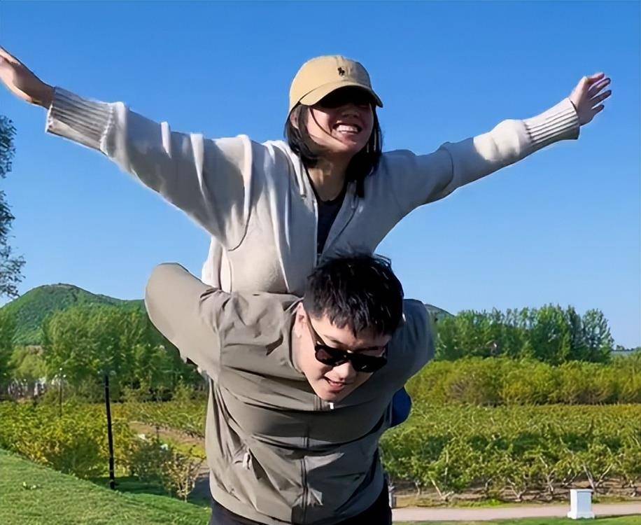 李勒优回校与崔晋合影,大喊"记得想我",网友:我们在一起吧_晋妈_生活