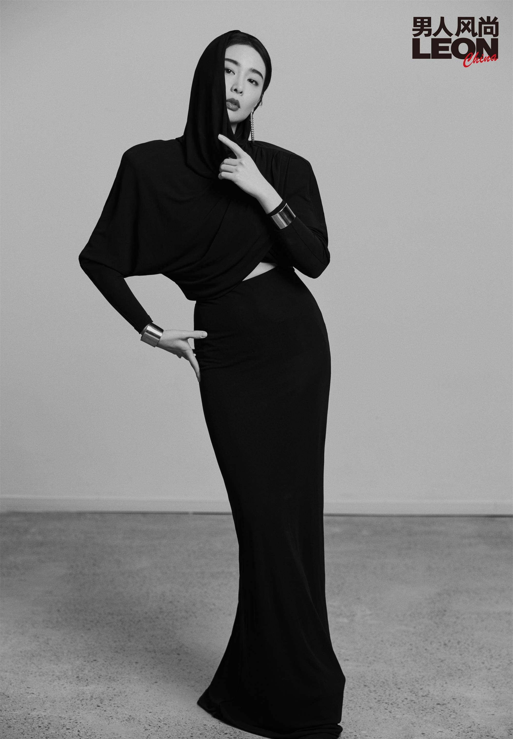 高叶继《狂飙》后首度登上杂志写真,深v吊袜带性感魅力,霸气大嫂再现