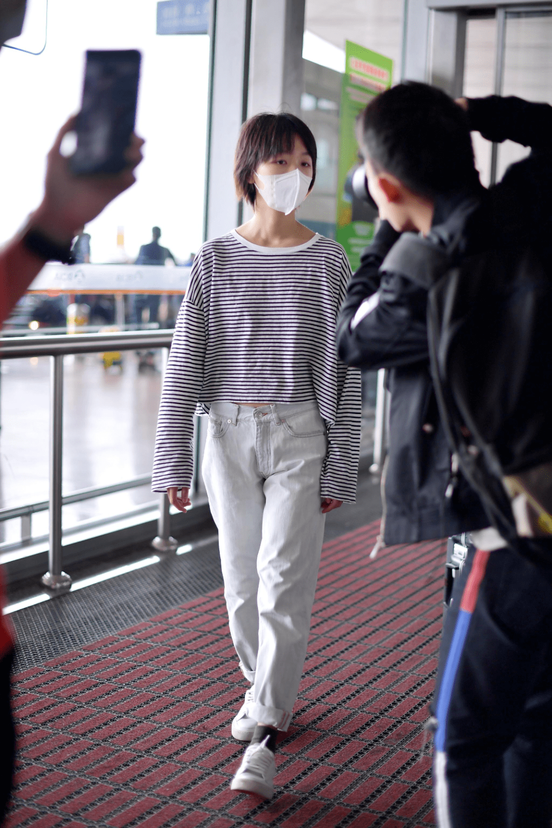 周冬雨穿着一件条纹上衣搭配着一条浅色的牛仔裤,显得非常的可爱了,她