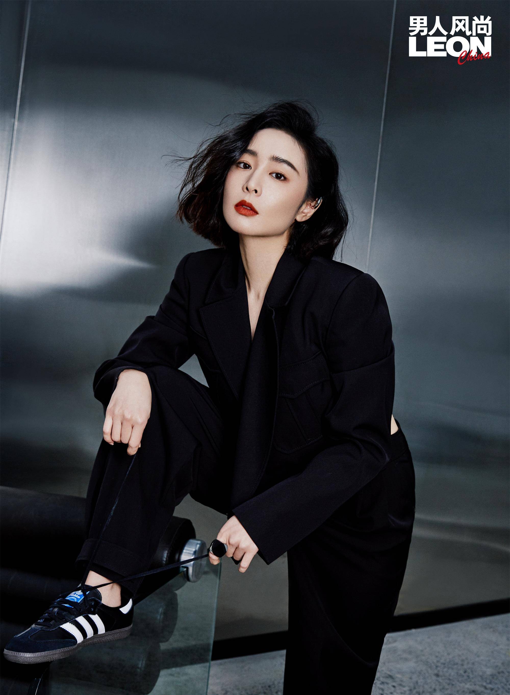 高叶继《狂飙》后首度登上杂志写真,深v吊袜带性感魅力,霸气大嫂再现