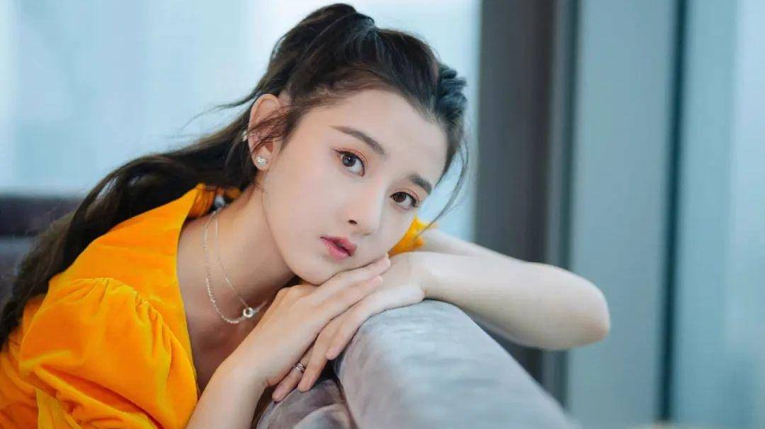 其实,蒋依依就读于中央戏剧学院表演系,她家境富裕,从小就开始拍广告